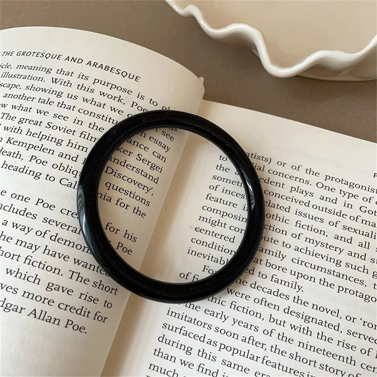 INS Round Tortoiseshell White Resin Bracelet French Vintage Y2k Elegant Jewelry for Women Summer Fashion Holiday Gift  Bangle