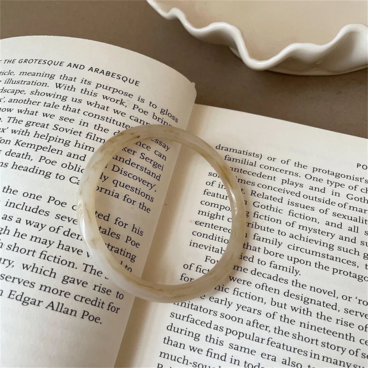 INS Round Tortoiseshell White Resin Bracelet French Vintage Y2k Elegant Jewelry for Women Summer Fashion Holiday Gift  Bangle