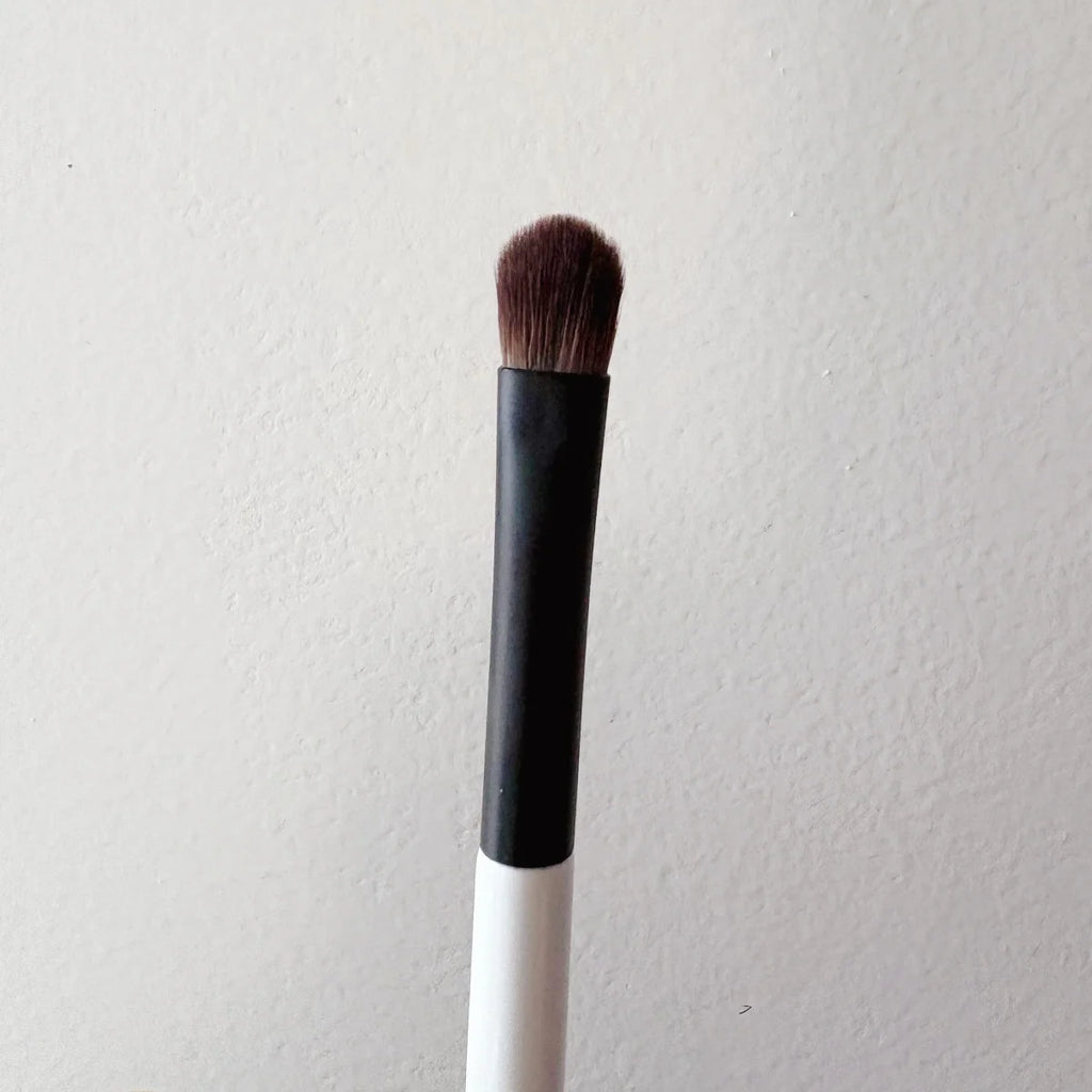 E4 Eyeshadow Shader Brush Medium Eye Makeup Brush designed for patting packing shadows onto the lids