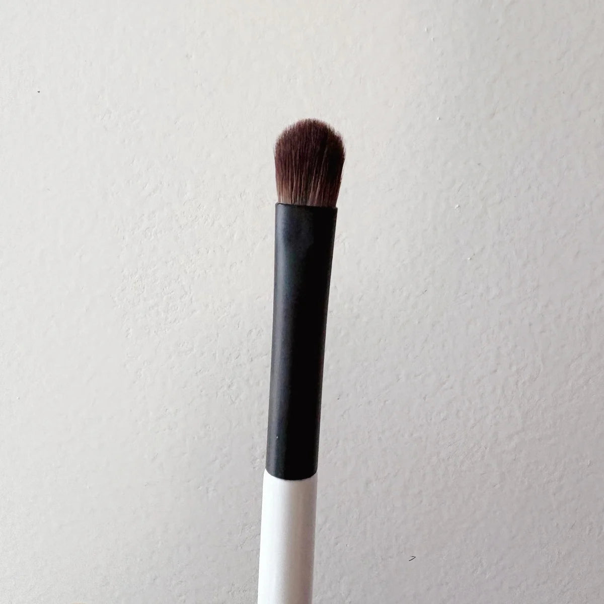 E4 Eyeshadow Shader Brush Medium Eye Makeup Brush designed for patting packing shadows onto the lids