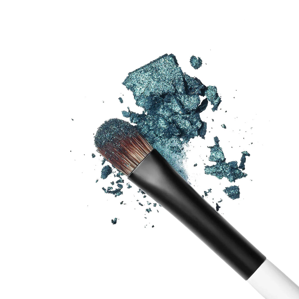 E4 Eyeshadow Shader Brush Medium Eye Makeup Brush designed for patting packing shadows onto the lids