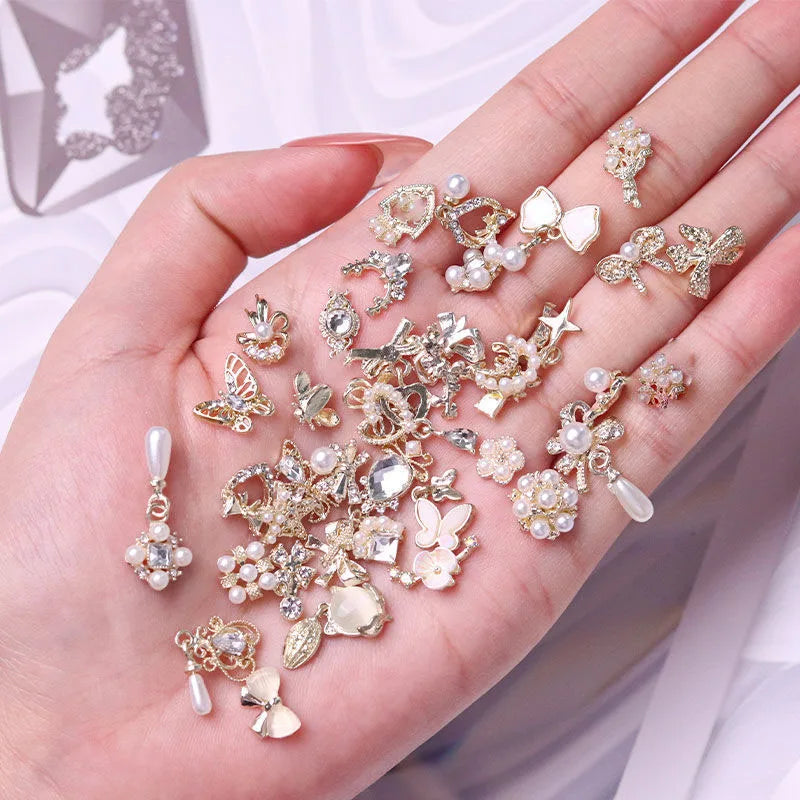 1 Bag Random Luxury Nail Art Dangle Jewelry  (Heart Bowknot)  Mixed Style 3D Nail Art Charms Tassel Design Alloy Nail Art Dangle