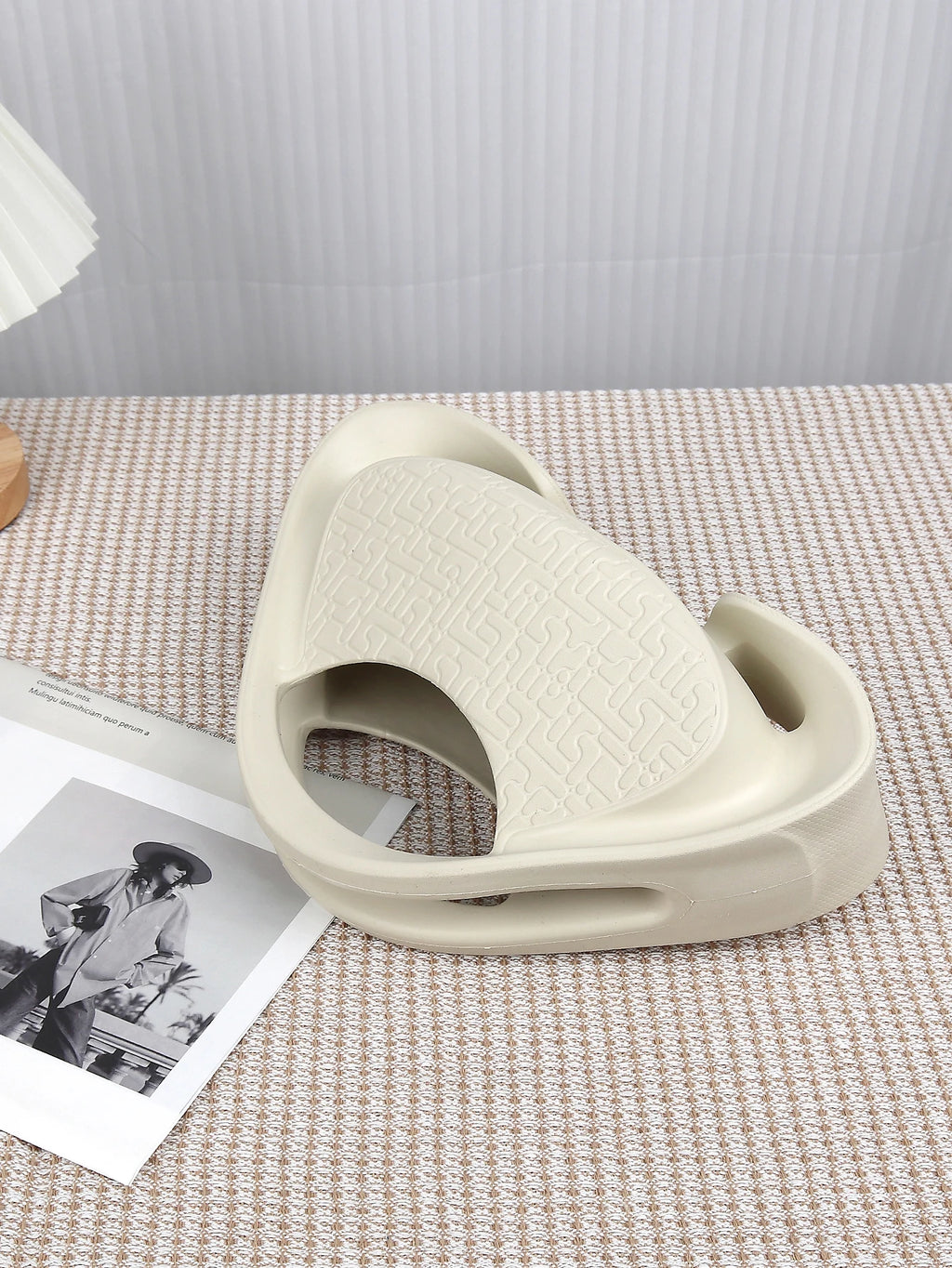 Unique Handheld Bag for Women's 2024 New Versatile Handheld Saddle Bag with a Small Texture for Casual Crossbody Bag