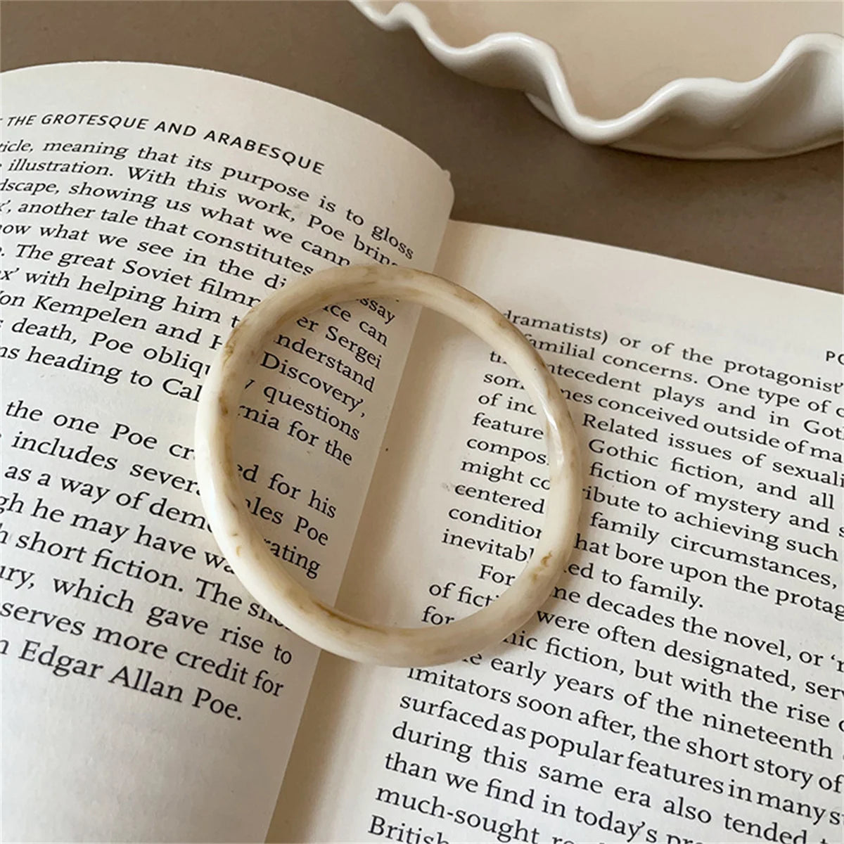 INS Round Tortoiseshell White Resin Bracelet French Vintage Y2k Elegant Jewelry for Women Summer Fashion Holiday Gift  Bangle