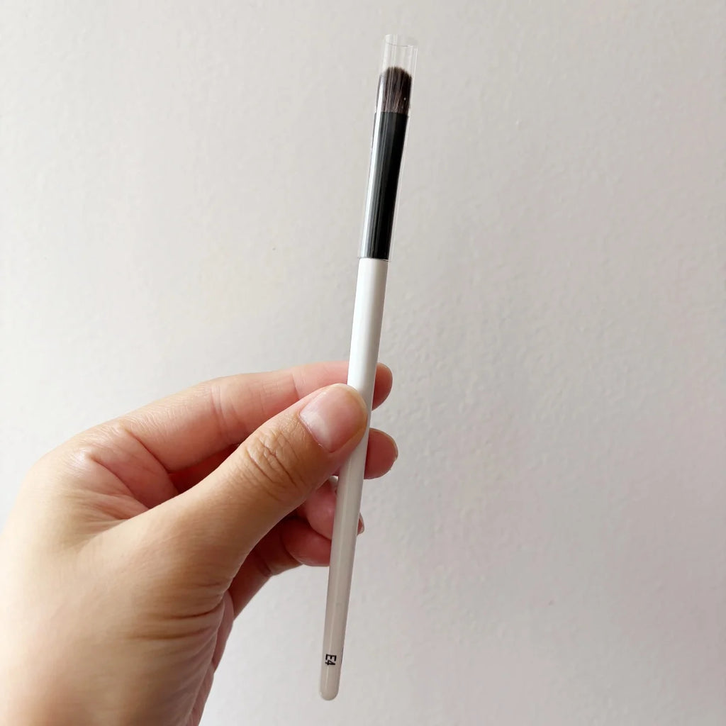 E4 Eyeshadow Shader Brush Medium Eye Makeup Brush designed for patting packing shadows onto the lids