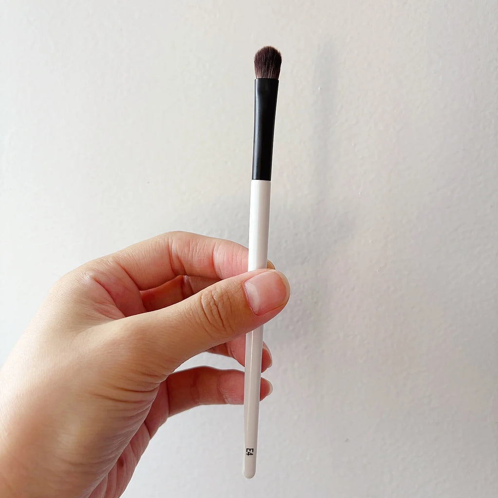 E4 Eyeshadow Shader Brush Medium Eye Makeup Brush designed for patting packing shadows onto the lids