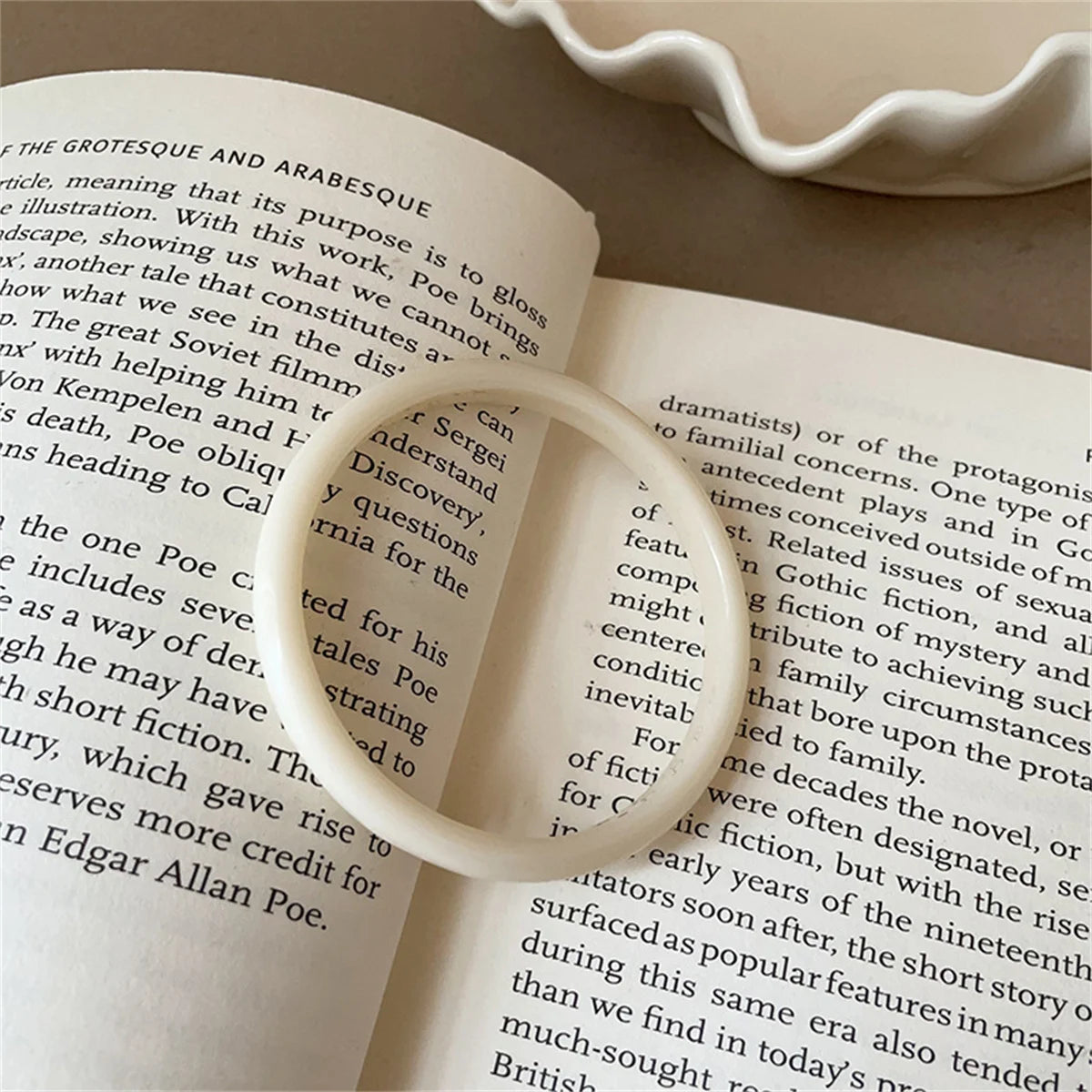INS Round Tortoiseshell White Resin Bracelet French Vintage Y2k Elegant Jewelry for Women Summer Fashion Holiday Gift  Bangle