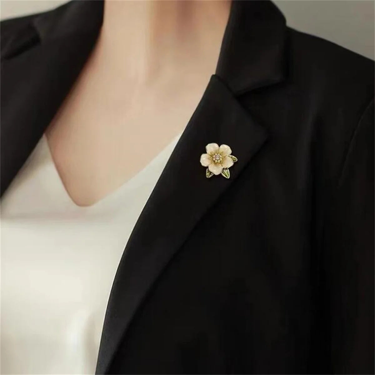 1Pc Temperament Gardenia Brooch For Men's Fashionable And Versatile Women's Exquisite Jewelry, Birthday Party banquet Gift 2024