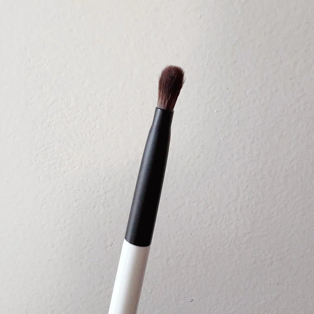 E4 Eyeshadow Shader Brush Medium Eye Makeup Brush designed for patting packing shadows onto the lids