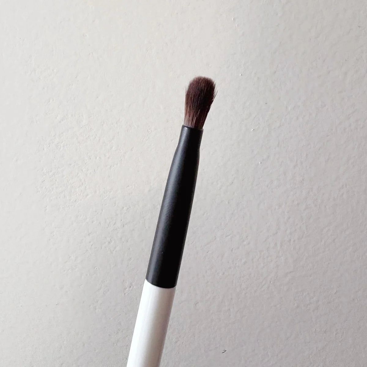 E4 Eyeshadow Shader Brush Medium Eye Makeup Brush designed for patting packing shadows onto the lids