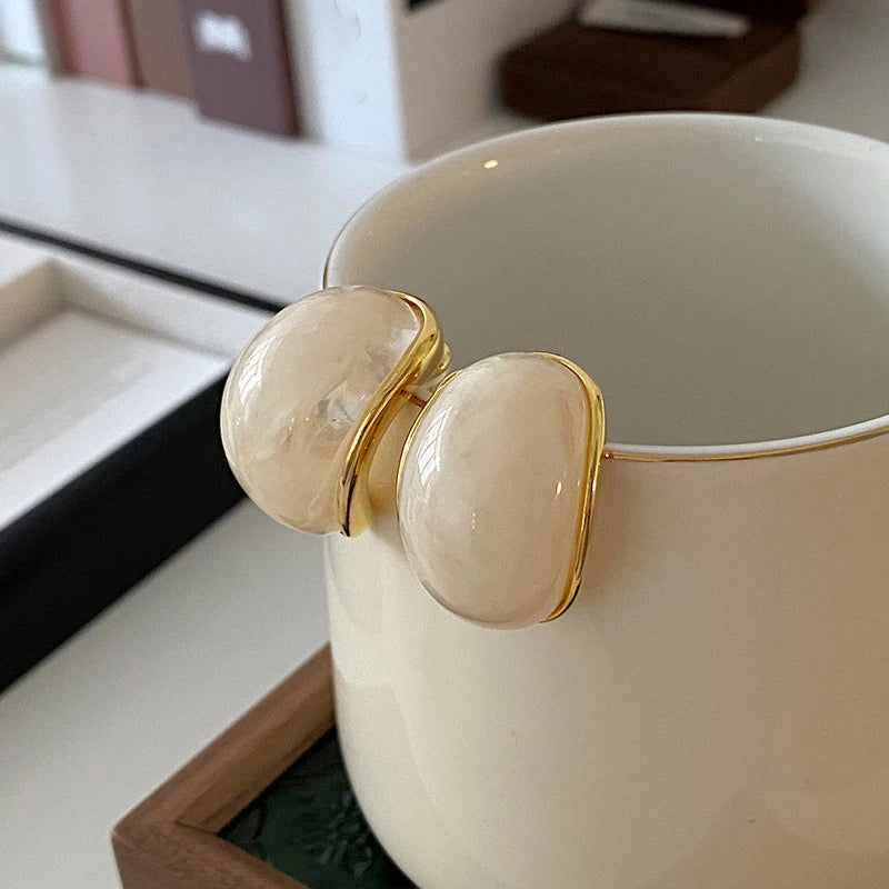 French Retro Brown Resin Water Drop Stud Earrings for Women Luxury Oval C-Shaped Earrings Fashion Charms Jewelry Gifts 2025 New